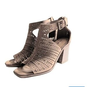 Indigo Rd. Irzairy2 Taupe Stacked Block Heel Back Zip Lazer Cut Sandals 8.5 New